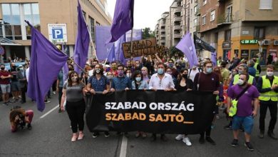 Photo of Premierul ungar, acuzat că ar vrea să „îmblânzească” o publicație. Zeci de jurnaliști au demisionat și protestează la Budapesta