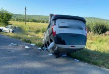 Photo of foto, video | Accident matinal la Cojușna. Un bărbat, transportat la spital după ce o mașină s-a inversat, iar alta a ajuns în șanț