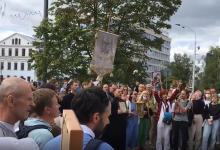 Photo of video | A patra zi de proteste în Belarus. Oamenii au ieșit cu icoane în stradă și rostesc rugăciuni