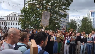 Photo of video | A patra zi de proteste în Belarus. Oamenii au ieșit cu icoane în stradă și rostesc rugăciuni