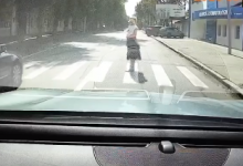 Photo of video | Accident în centrul capitalei. O mamă cu bebelușul în brațe, la un pas de a fi lovită de mașină