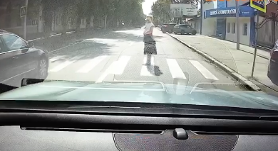 Photo of video | Accident în centrul capitalei. O mamă cu bebelușul în brațe, la un pas de a fi lovită de mașină