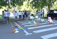 Photo of video | O trecere de pietoni din apropierea Guvernului, „transformată” în grădiniță. Un grup de manifestanți cer redeschiderea instituțiilor preșcolare private