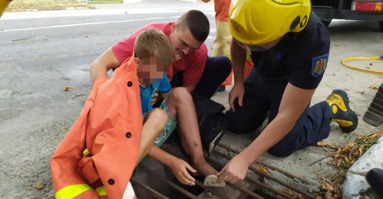 Photo of foto | Un copil și-a prins piciorul într-o gură de scurgere în timp ce încerca să-și recupereze telefonul. Salvatorii au intervenit