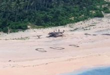 Photo of Nu se întâmplă doar în filme! Trei marinari, salvați de pe o insulă după ce au scris pe nisip SOS