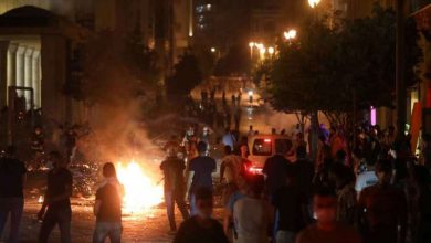 Photo of video | Magazine vandalizate, gaze lacrimogene și oameni răniți. După explozie, locuitori din Beirut au ieșit să protesteze