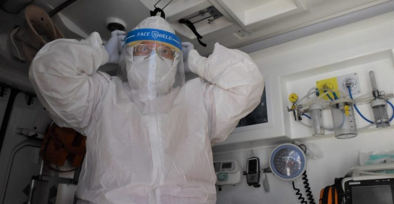 Photo of foto | „După fiecare misiune așteptăm cu nerăbdare să luăm o gură de aer”. Un medic de pe ambulanță povestește cum e să porți echipamente de protecție la +40 de grade