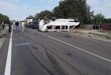 Photo of foto | Două persoane în stare gravă, iar altele nouă – internate după ce un microbuz s-a răsturnat la Ștefan-Vodă. Trei vehicule au fost implicate în accident