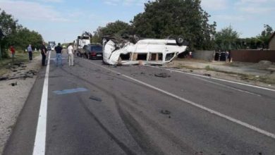 Photo of foto | Două persoane în stare gravă, iar altele nouă – internate după ce un microbuz s-a răsturnat la Ștefan-Vodă. Trei vehicule au fost implicate în accident