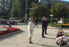 Photo of video | Dodon, Chicu și Greceanîi au depus flori și la Monumentul lui Ștefan cel Mare, doar că – întâmpinați de protestatari