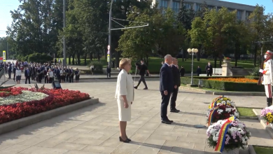 Photo of video | Dodon, Chicu și Greceanîi au depus flori și la Monumentul lui Ștefan cel Mare, doar că – întâmpinați de protestatari