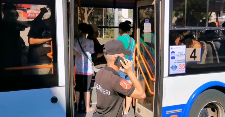 Photo of video | Purtarea măștii de protecție – motiv de ceartă? Momentul în care o pasageră se ia la harță cu taxatoarea și polițiștii