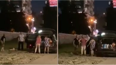 Photo of video | Cât cetățenii dorm, Chișinăul rămâne fără pavaj. Momentul în care patru femei ar fura bucăți de trotuar din scuarul Kiev