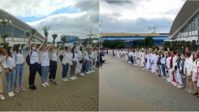 Photo of foto, video | Țin piept violențelor! Sute de femei s-au luat de mâini pe o stradă din Minsk, fiind solidare cu victimele protestelor. Cum reacționează trecătorii?