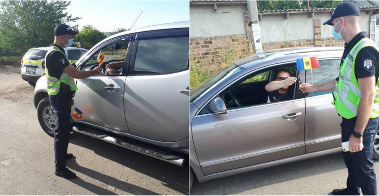 Photo of foto | Opriți și „amendați” cu un tricolor. Șoferii, felicitați de polițiștii de patrulare cu ocazia Zilei Independenței