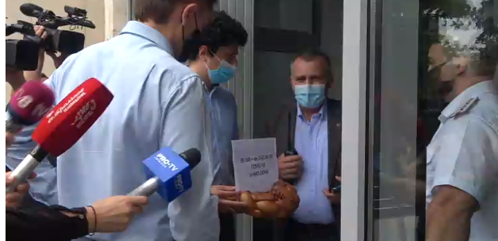 Photo of video | Flashmob la Guvern! Manifestanții au adus colaci pentru Ion Chicu