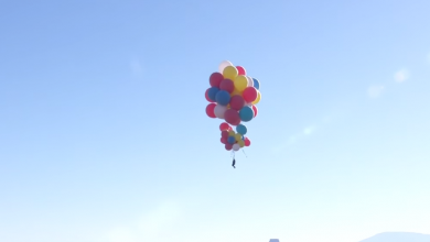 Photo of video | Zeci de baloane cu heliu l-au ajutat pe un iluzionist să se ridice la opt kilometri. Imagini incredibile din timpul zborului