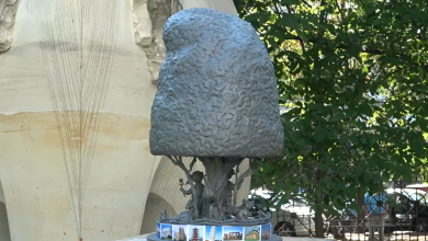 Photo of video | O nouă sculptură în Chișinău ne va aminti de copilărie. Ce dimensiune va avea „Cușma lui Guguță”?