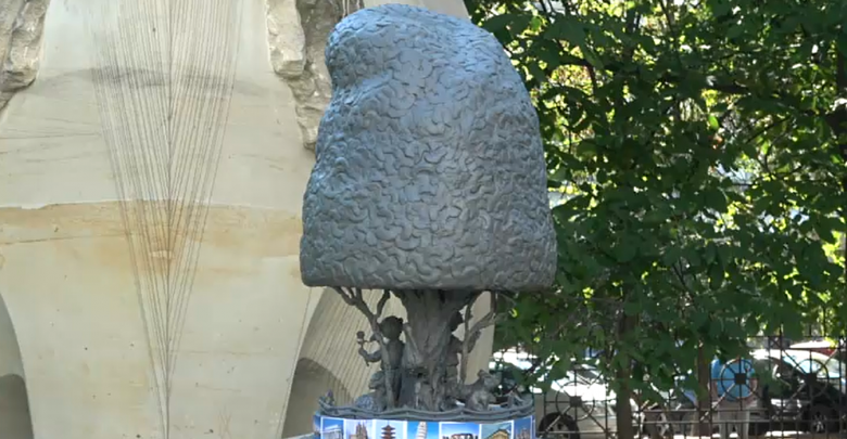 Photo of video | O nouă sculptură în Chișinău ne va aminti de copilărie. Ce dimensiune va avea „Cușma lui Guguță”?