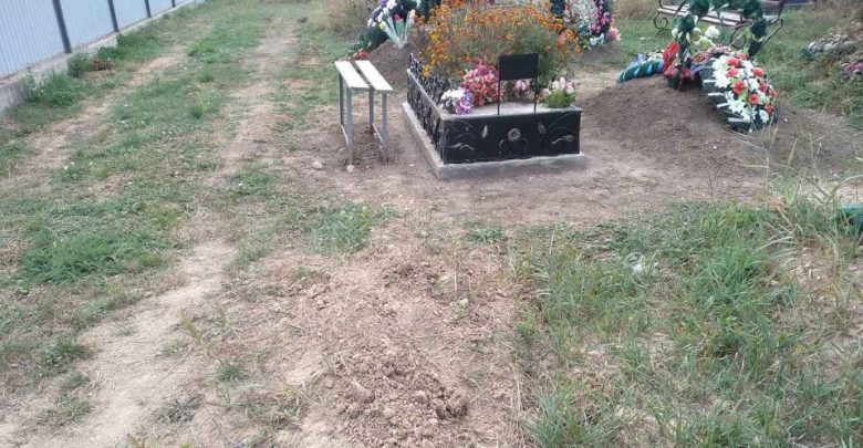 Photo of foto | S-ar fi plimbat cu mașina printre morminte. Un șofer din Briceni, reținut cu scandal de polițiști