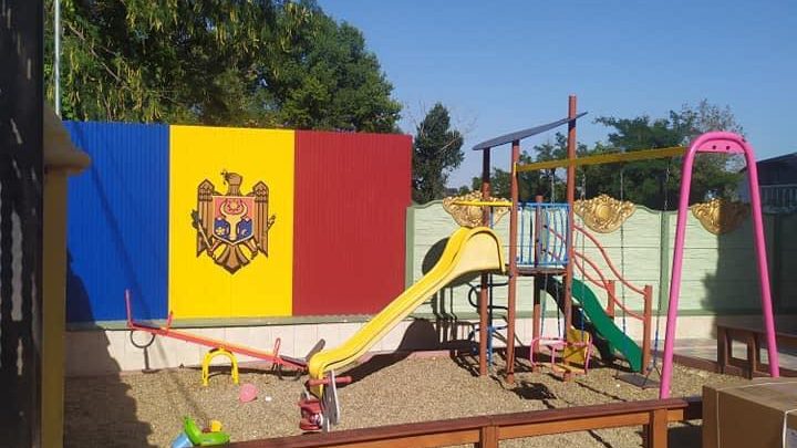 Photo of foto | Pe un teren de joacă din capitală a apărut drapelul de stat. Unde a fost afișat?