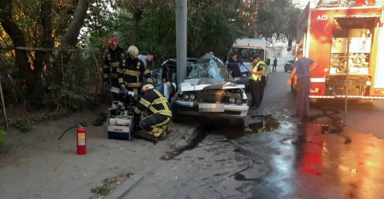 Photo of foto | Accident grav pe o stradă din capitală. O femeie a fost salvată dintre fiarele unei mașini