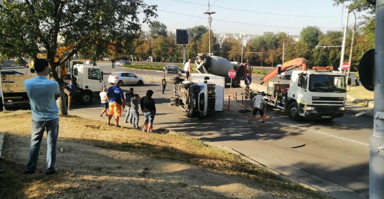 Photo of foto | Accident matinal în capitală. Un camion s-a răsturnat pe o stradă din sectorul Rîșcani