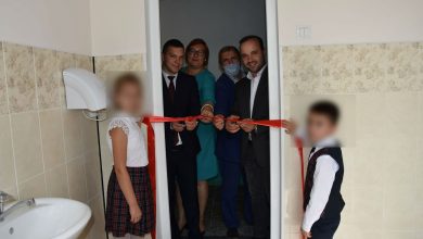 Photo of foto | Se întâmplă în Moldova! Mai mulți oficiali au tăiat panglica roșie la intrarea în grupul sanitar nou al unui gimnaziu din raionul Rîșcani