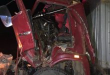 Photo of foto | Un camion și un Volvo s-au tamponat frontal la Căușeni. Unul dintre șoferi, scos de salvatori dintre fiare