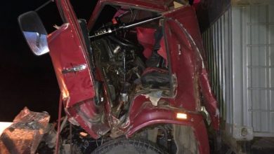 Photo of foto | Un camion și un Volvo s-au tamponat frontal la Căușeni. Unul dintre șoferi, scos de salvatori dintre fiare