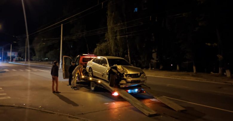 Photo of foto, video | Accident cumplit la Botanica. Un Mercedes și un taxi au fost făcute țăndări