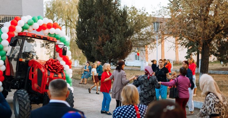 Photo of foto | Motiv de sărbătoare în comuna Moara de Piatră din Drochia. Echipa lui Șor a donat un tractor care va rezolva problema deșeurilor din localitate