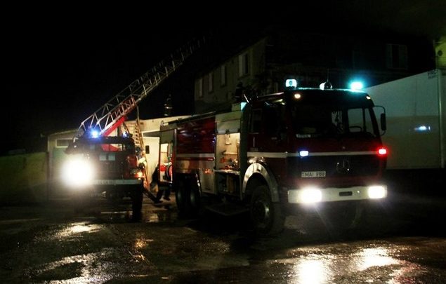 Photo of foto | Incendiu într-un bloc locativ din Bălți! Un minor și un tânăr au fost transportați la spital