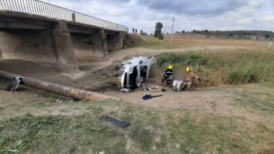 Photo of update, foto | Noi detalii în cazul mașinii care a căzut de pe un pod la Ungheni. Șoferul ar fi fost înțepat de albini și a pierdut controlul volanului