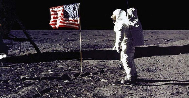 Photo of Premieră istorică! O femeie ar putea păși pentru prima dată pe Lună în 2024