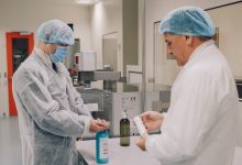 Photo of Investitori elvețieni au lansat în Moldova producția unui dezinfectant autohton. Directorul Agenției Medicamentelor i-a invitat să extindă aici fabricarea întregii game de produse farmaceutice