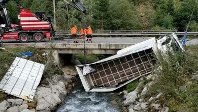 Photo of S-a răsturnat cu mașina într-un pârâu după ce… a strănutat. Întâmplarea unui șofer de camion