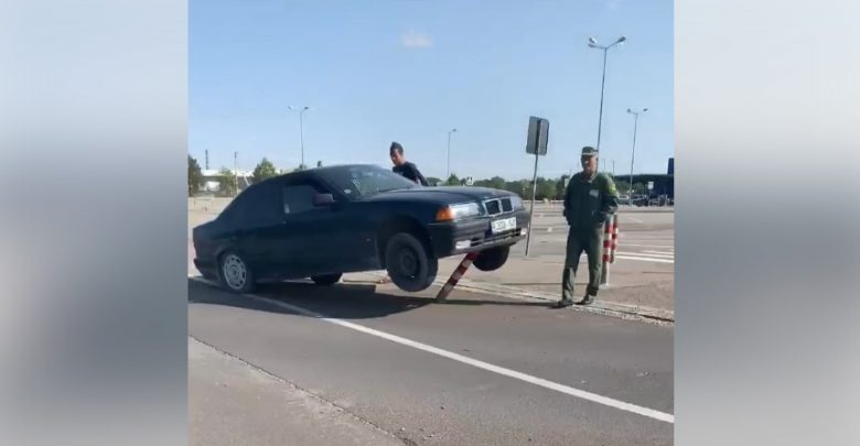 Photo of video | Ca în filme? Modul bizar în care un șofer și-a parcat mașina lângă un centru comercial din Bălţi