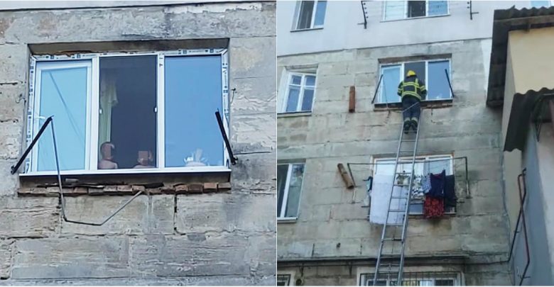 Photo of foto | La un pas de tragedie? Doi copii, observați la fereastra unui bloc fără supraveghere. Unde erau părinții?