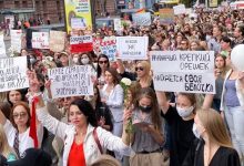 Photo of video | „Această revoluție va avea un nume”. Femeile protestatare din Belarus demaschează polițiștii pentru a fi identificați