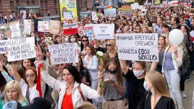 Photo of video | „Această revoluție va avea un nume”. Femeile protestatare din Belarus demaschează polițiștii pentru a fi identificați