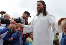 Photo of video | Un bărbat din Rusia, arestat după ce a pretins că este Iisus reîncarnat. Construia Arca lui Noe în Siberia