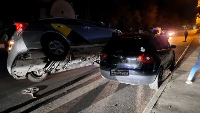 Photo of foto | Accident nocturn la Botanica. Un taxi „a urcat” pe o mașină după ce șoferul ar fi pierdut controlul volanului