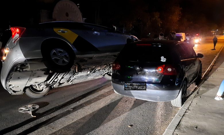 Photo of foto | Accident nocturn la Botanica. Un taxi „a urcat” pe o mașină după ce șoferul ar fi pierdut controlul volanului