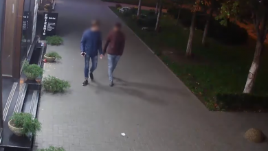 Photo of video | Nu a vrut să cumpere un parfum, dar a rămas fără bani. Un bărbat din capitală, amenințat cu un cuțit și jefuit