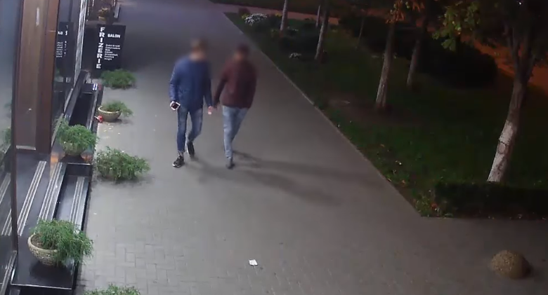 Photo of video | Nu a vrut să cumpere un parfum, dar a rămas fără bani. Un bărbat din capitală, amenințat cu un cuțit și jefuit
