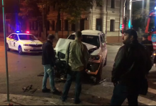 Photo of video | Un microbuz s-a răsturnat după ce s-a tamponat cu un BMW în centrul capitalei. Care este starea șoferilor?