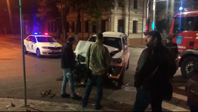 Photo of video | Un microbuz s-a răsturnat după ce s-a tamponat cu un BMW în centrul capitalei. Care este starea șoferilor?