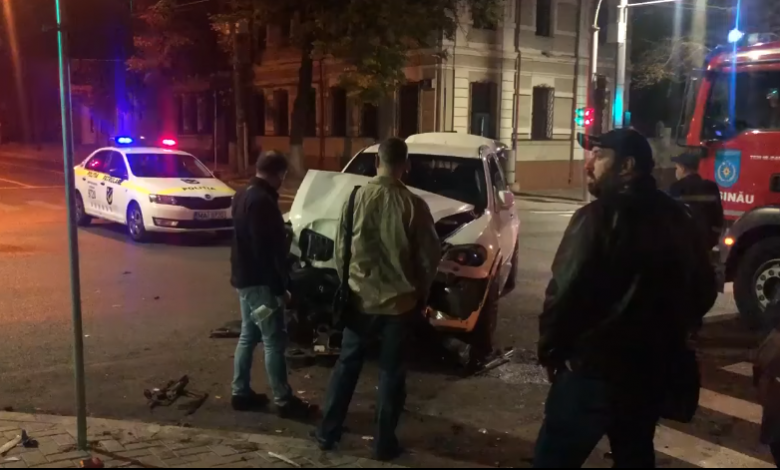 Photo of video | Un microbuz s-a răsturnat după ce s-a tamponat cu un BMW în centrul capitalei. Care este starea șoferilor?