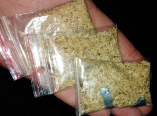 Photo of „Afacerea” de pe Telegram a doi tineri. Oamenii legii au găsit în mașinile lor pachete cu substanțe etnobotanice